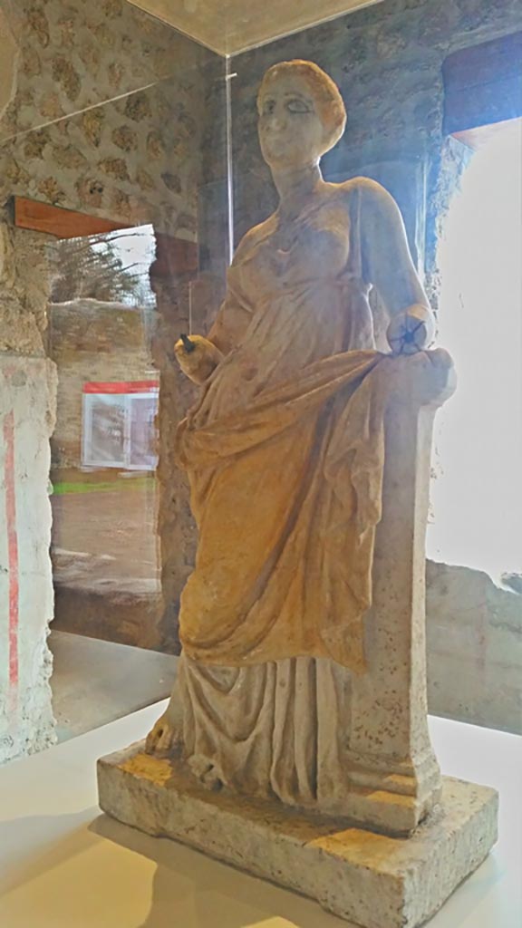 II.9.4 Pompeii. 2017/2018/2019.
Marble statuette of Venus with traces of painting. Photo courtesy of Giuseppe Ciaramella.
