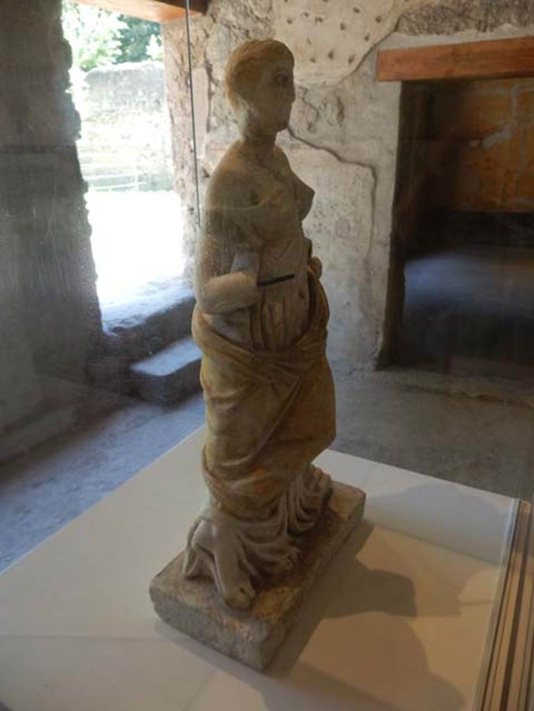 II.9.4, Pompeii. May 2018. Marble statue of Venus with traces of painting. From first half of the 1st century AD. Archaeological Park of Pompeii, inv. no. 37999. Photo courtesy of Buzz Ferebee.