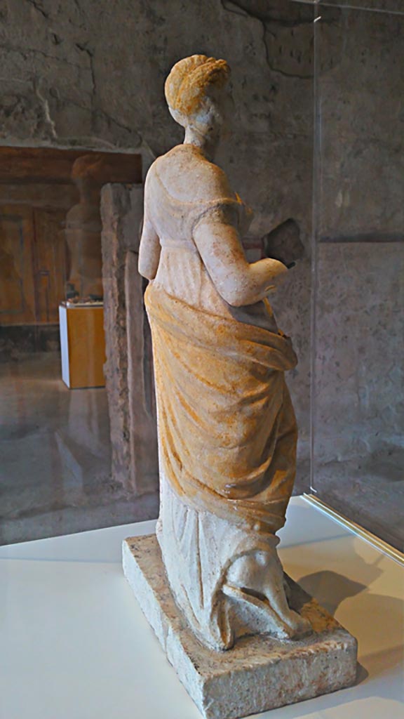 II.9.4 Pompeii. 2017/2018/2019.
Rear right side of marble statue of Venus with traces of painting. 
Photo courtesy of Giuseppe Ciaramella.