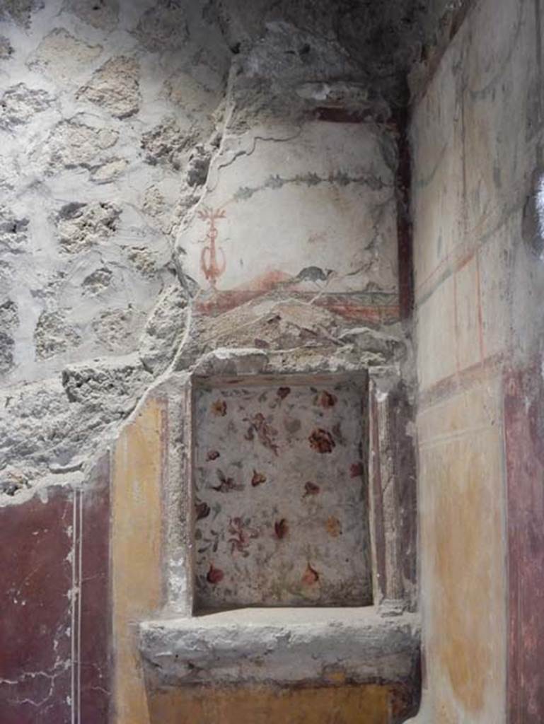 II.9.4, Pompeii. May 2018. Room 6, floral lararium on east end of north wall of cubiculum.
Photo courtesy of Buzz Ferebee.