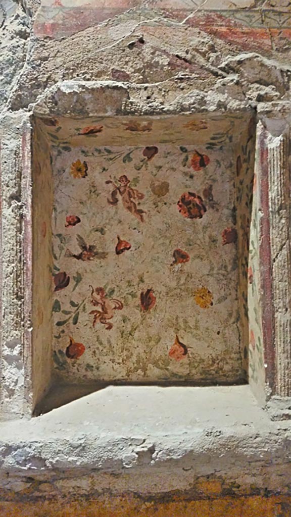 II.9.4 Pompeii. 2017/2018/2019.
Room 6, detail of floral lararium. Photo courtesy of Giuseppe Ciaramella.