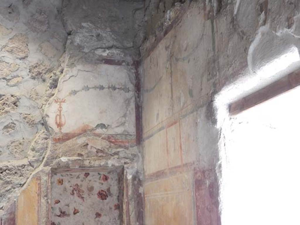 II.9.4, Pompeii. May 2018. Room 6, north-east corner, with window on east wall.
Photo courtesy of Buzz Ferebee.
