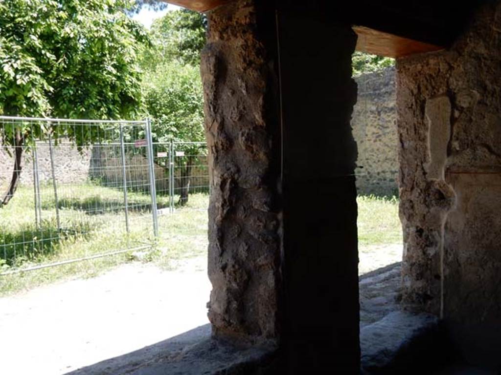 II.9.4, Pompeii. May 2018. Room 5, wall pillar between window and doorway with graffiti.
Photo courtesy of Buzz Ferebee.