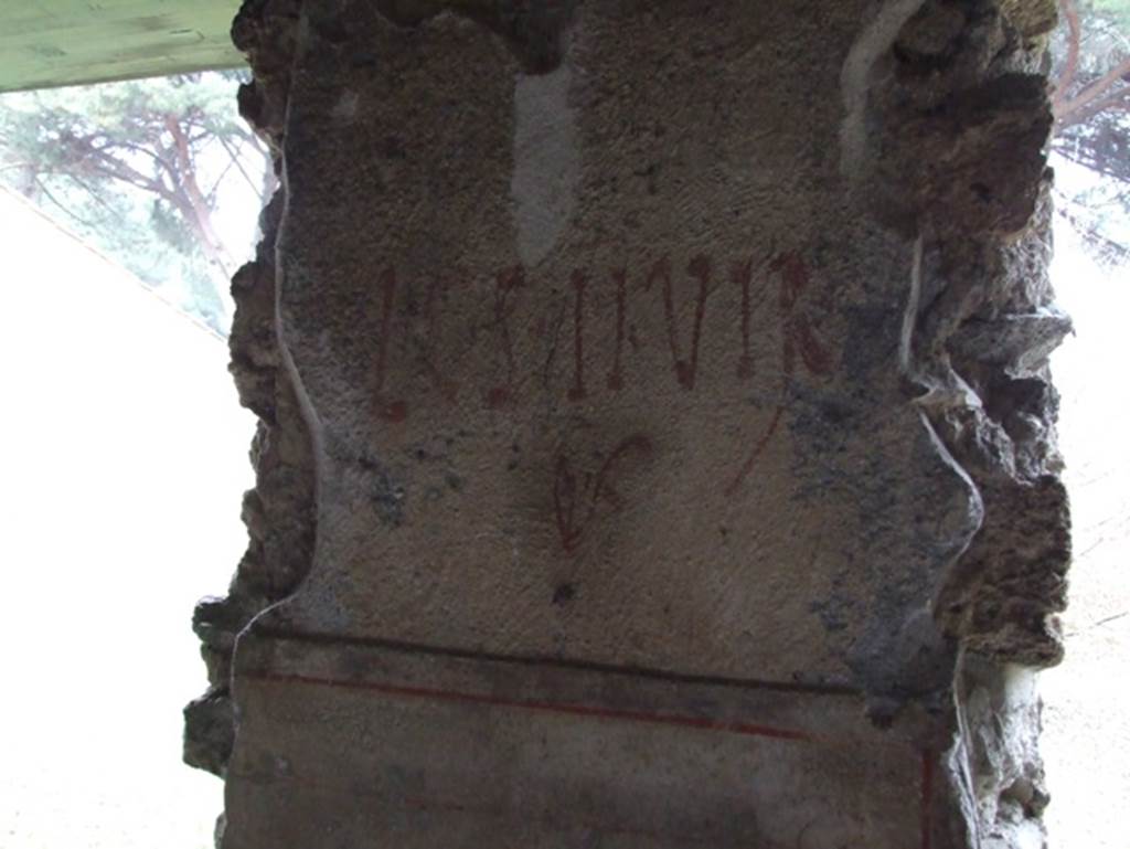 II.9.4 Pompeii. December 2007. Room 5
Electoral inscription on plaster on inside wall pillar between window and door to garden, reading - L C S II VIR.