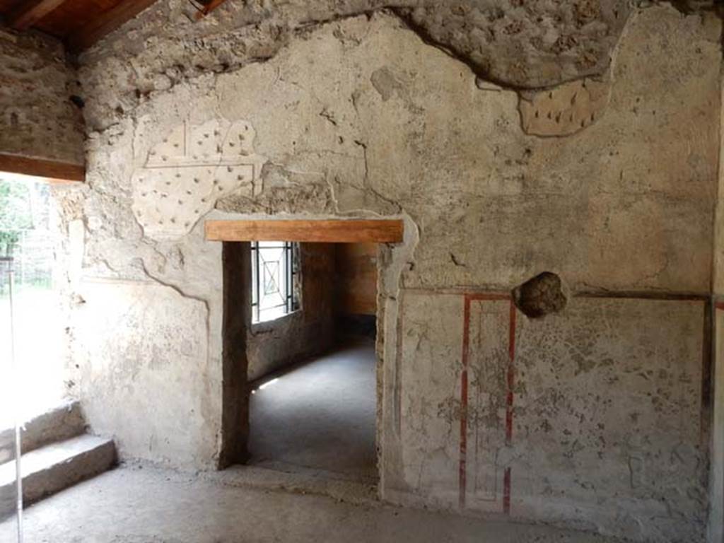 II.9.4, Pompeii. May 2018. Room 5, south-east corner with steps to garden and doorway to room 8, oecus.
Photo courtesy of Buzz Ferebee.
