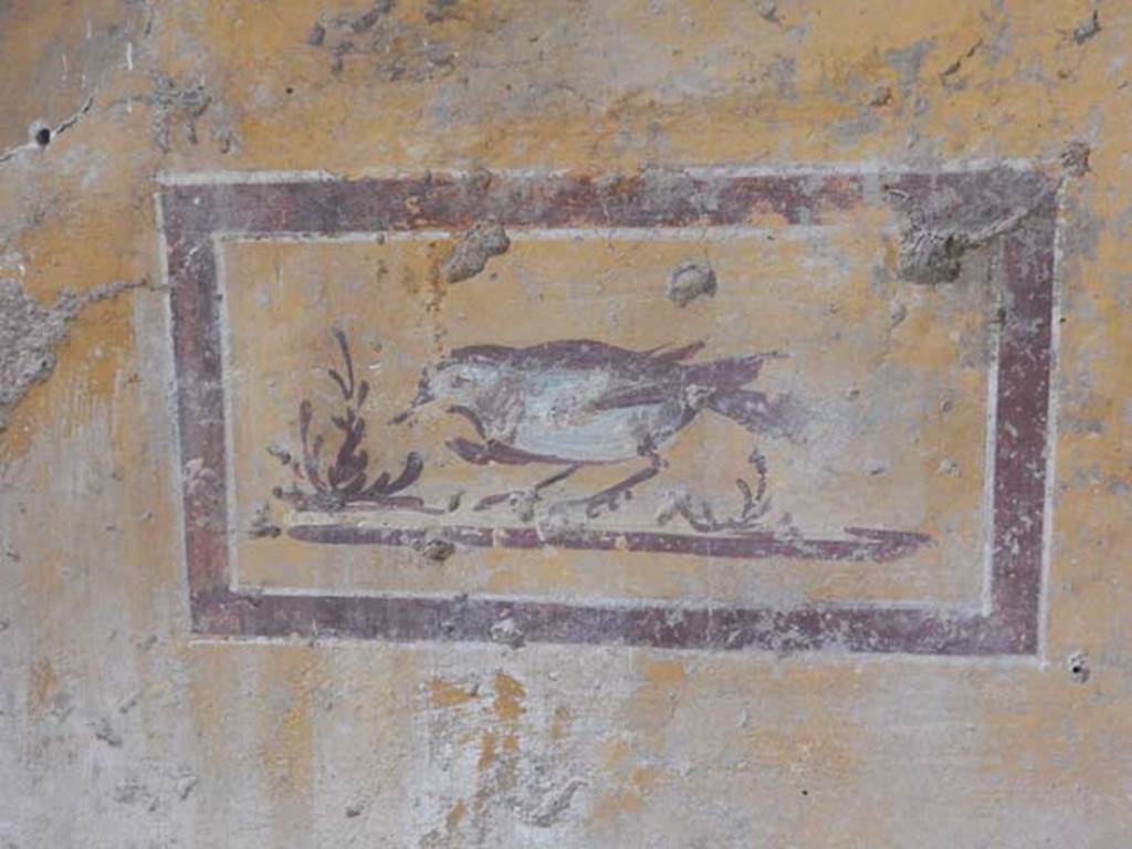 II.9.4, Pompeii. May 2018. Room 8, painted panel with bird in centre of panel at north end of east wall.
Photo courtesy of Buzz Ferebee.