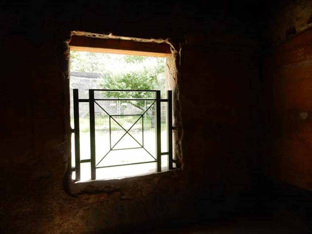 II.9.4 Pompeii. May 2018. Room 8, window overlooking garden area in east wall of oecus. Photo courtesy of Buzz Ferebee.