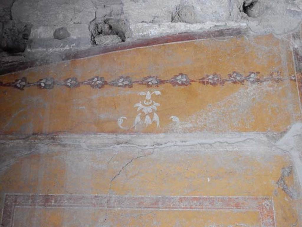 II.9.4, Pompeii. May 2018. Room 8, detail from upper east end of south wall. Photo courtesy of Buzz Ferebee.