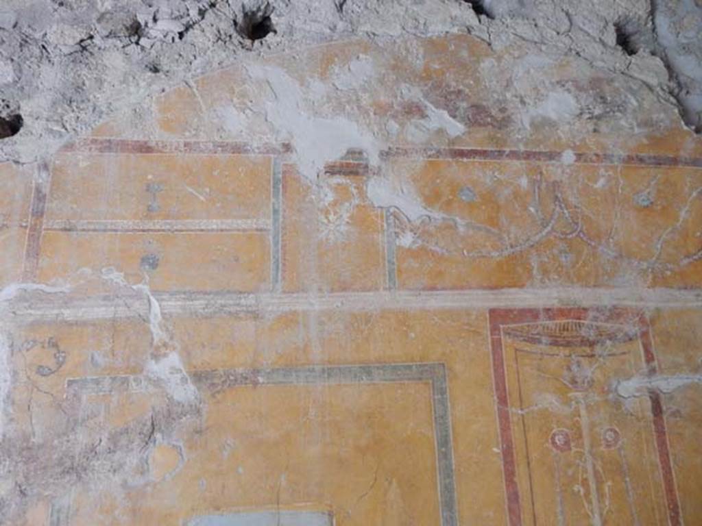 II.9.4, Pompeii. May 2018. Room 8, detail from upper south wall. Photo courtesy of Buzz Ferebee.