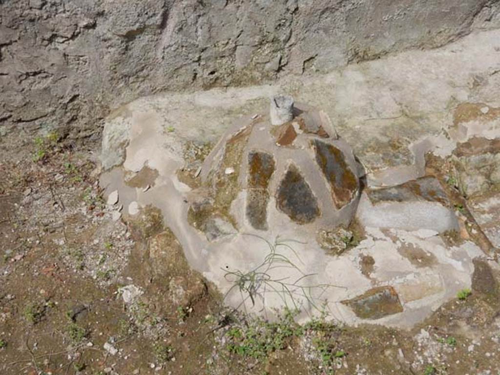 II.9.4, Pompeii. May 2018. Detail from south end of gutter at rear of house. Photo courtesy of Buzz Ferebee.