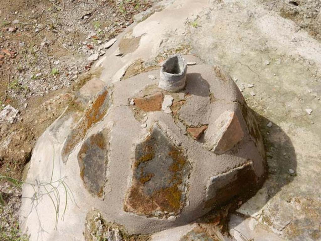 II.9.4, Pompeii. May 2018. Feature at south end of gutter. Photo courtesy of Buzz Ferebee.