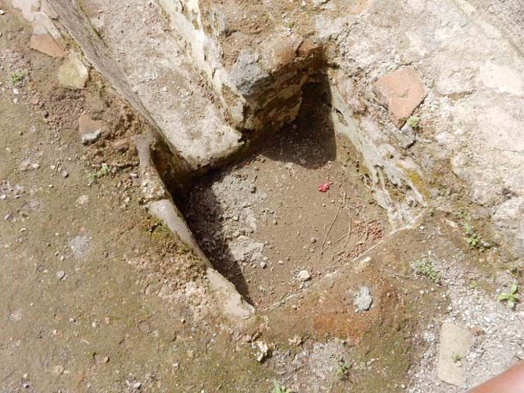 II.9.4, Pompeii. May 2018. Detail at north end of gutter. Photo courtesy of Buzz Ferebee.