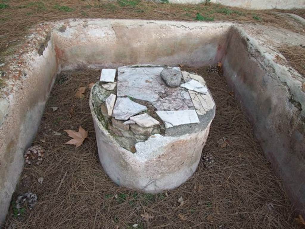 II.9.4 Pompeii. December 2007.   Garden area.  Marble and plaster covered round table in centre of triclinium.