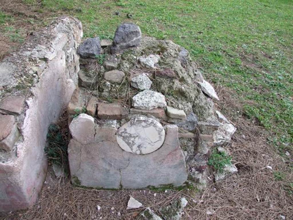 II.9.4 Pompeii. December 2007.  Garden area.  Triclinium.  Round marble insert in plaster of triclinium table.