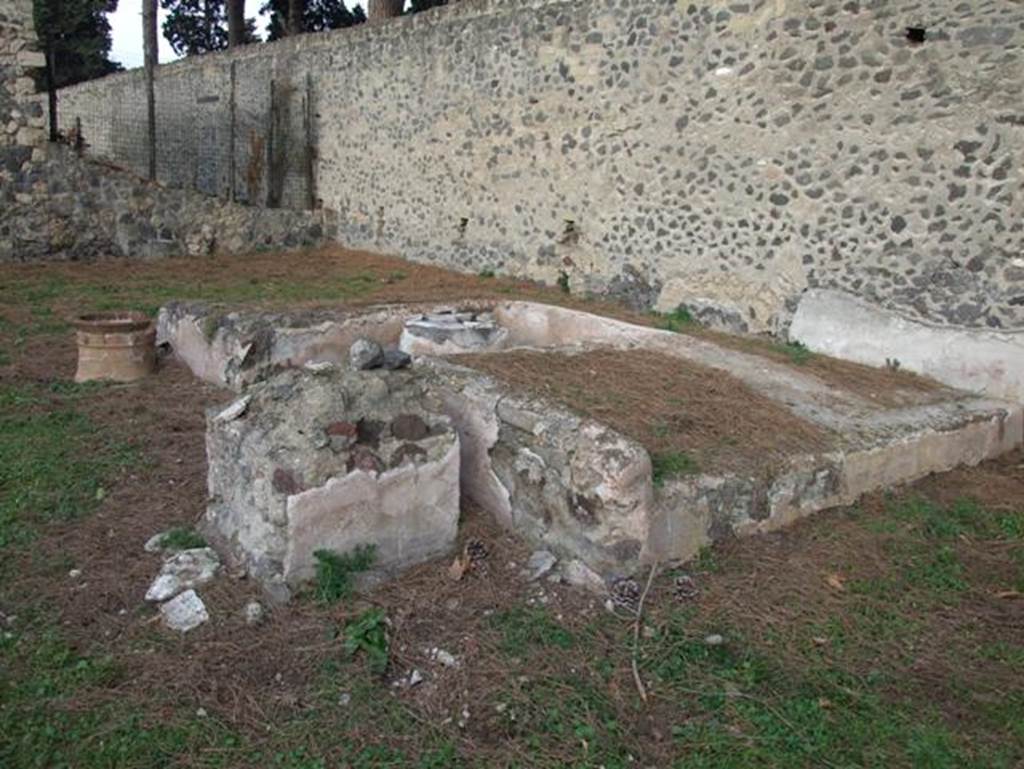 II.9.4 Pompeii. December 2007.  Garden area.  Triclinium.