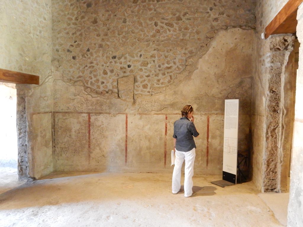 II.9.4 Pompeii. May 2018.
Looking north across atrium 2. With doorway to room 1 on left and room 4 on right. Photo courtesy of Buzz Ferebee.