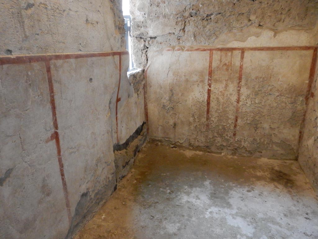 II.9.4 Pompeii. May 2018. 
Room 1, looking towards south-west corner, with window to entrance corridor and recess. Photo courtesy of Buzz Ferebee.