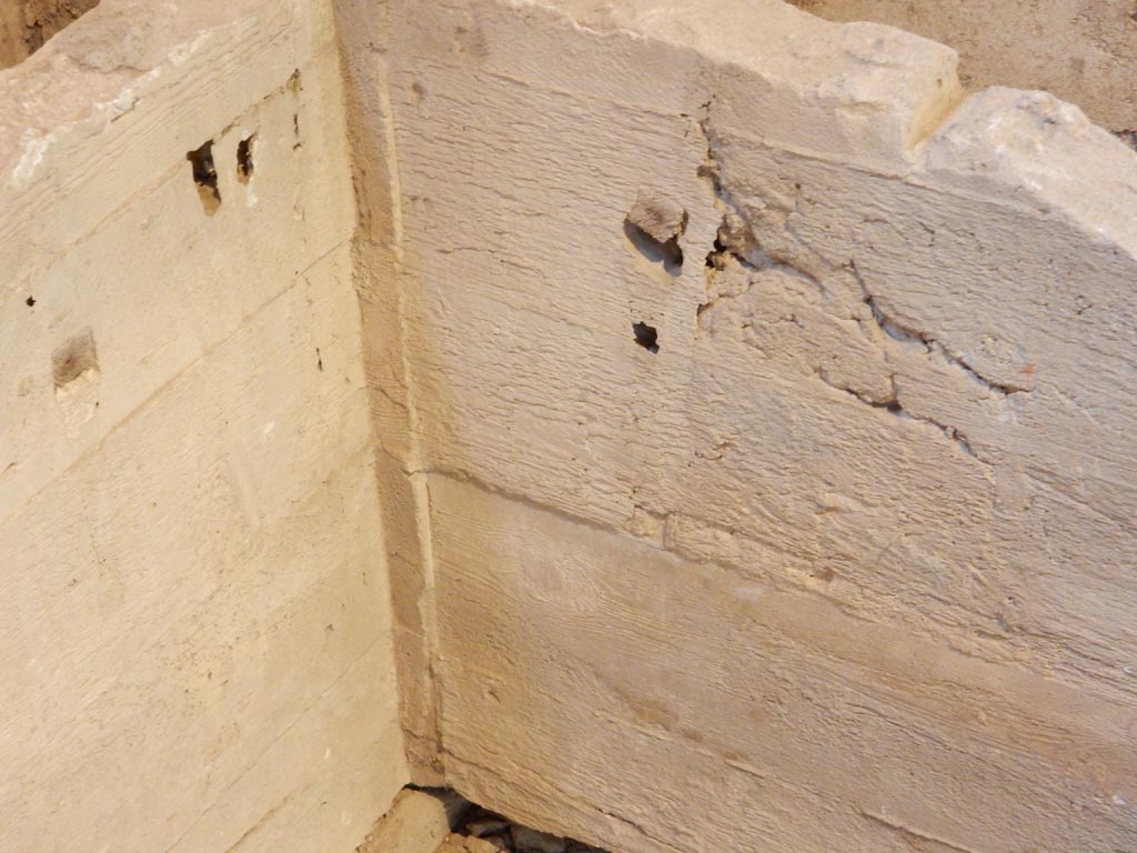 II.9.4 Pompeii. May 2018. Room 3, detail of corner of plaster-cast. Photo courtesy of Buzz Ferebee.