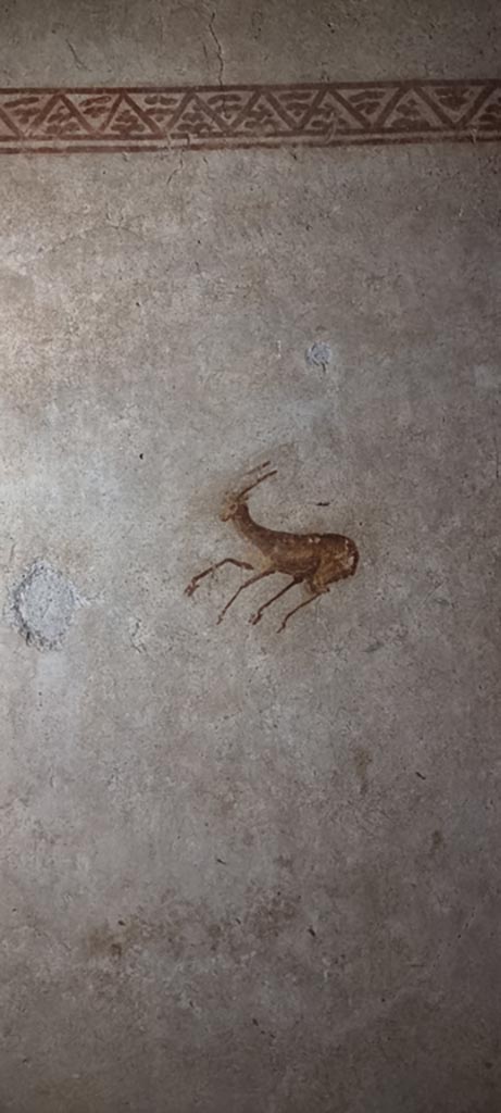 II.9.4 Pompeii. December 2023.
Room 4, detail of deer from centre of panel at south end of east wall. 
Photo courtesy of Miriam Colomer.