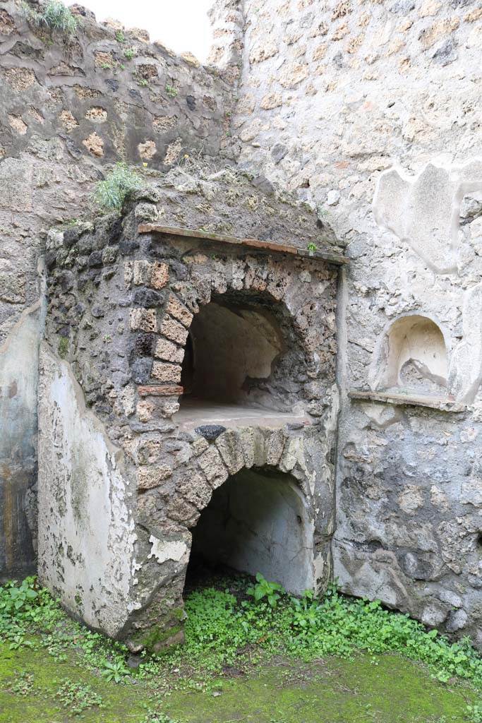 II.9.5 Pompeii. December 2018. 
Looking towards lararium in north-west corner, and niche set into north wall. Photo courtesy of Aude Durand.