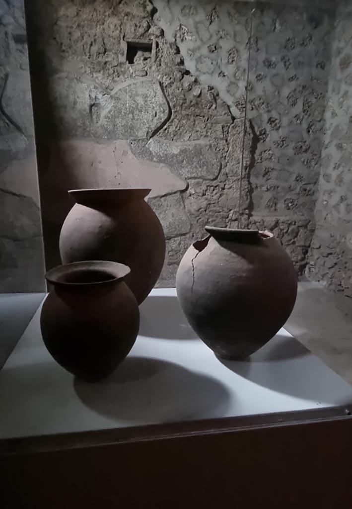 II.9.5 Pompeii, December 2023.
3 terracotta jars for storing foodstuffs (Contenitori in terracotta per lo stoccaggio delle derrate).
Archaeological Park of Pompeii, inv. nos. 38672, 38604, 38667. Photo courtesy of Miriam Colomer.