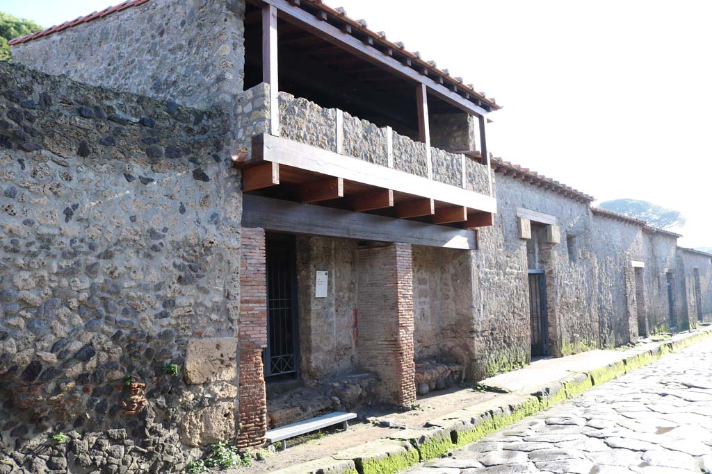 II.9.5 Pompeii, December 2018. 
Entrance doorways from II.9.5, centre left, towards II.9.1, on right. Photo courtesy of Aude Durand.