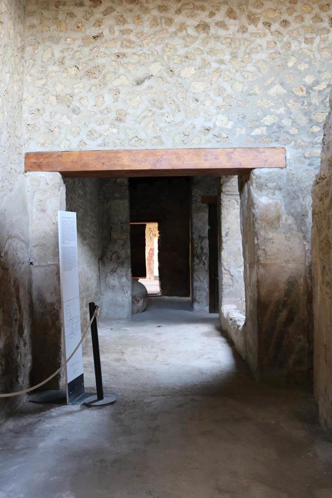 II.9.5 Pompeii. December 2018. 
Looking east from entrance doorway. Photo courtesy of Aude Durand.