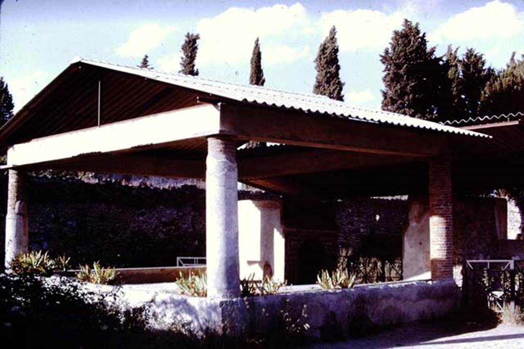 II.9.7 Pompeii. 1970. Triclinium, looking north-east towards north fountain, and the rear of the south fountain. Photo by Stanley A. Jashemski.
Source: The Wilhelmina and Stanley A. Jashemski archive in the University of Maryland Library, Special Collections (See collection page) and made available under the Creative Commons Attribution-Non Commercial License v.4. See Licence and use details. J70f0742
