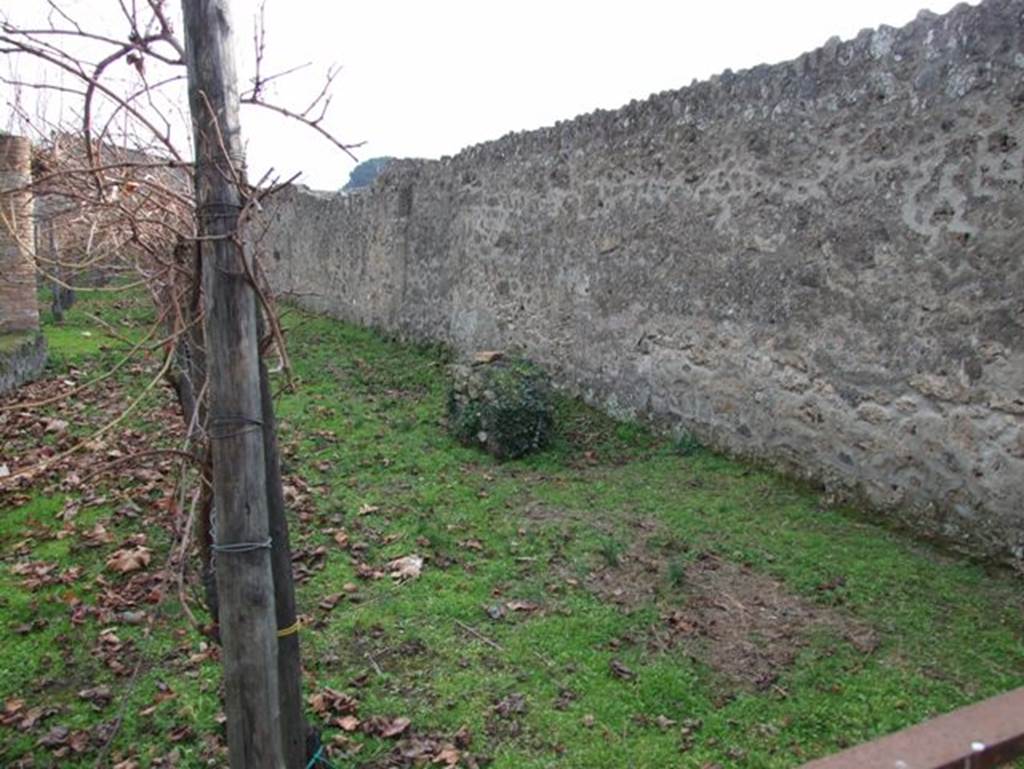 II.9.7 Pompeii. December 2007. West wall of garden area, with masonry altar near west wall opposite the triclinium.