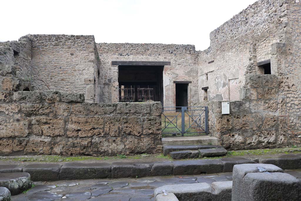 III.2.1, Pompeii. December 2018. 
Looking towards entrance doorway on north side of Via dell’Abbondanza. Photo courtesy of Aude Durand.