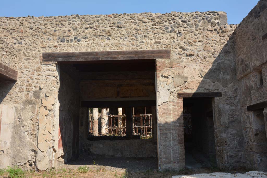 III.2.1 Pompeii. July 2017. Looking north across atrium towards tablinum.
Foto Annette Haug, ERC Grant 681269 DÉCOR.