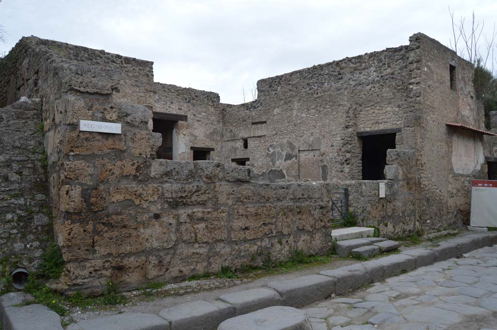 III.2.1 Pompeii, March 2018. Looking east along front façade towards entrance doorway, in centre, on north side of Via dell’Abbondanza. 
Foto Taylor Lauritsen, ERC Grant 681269 DÉCOR.