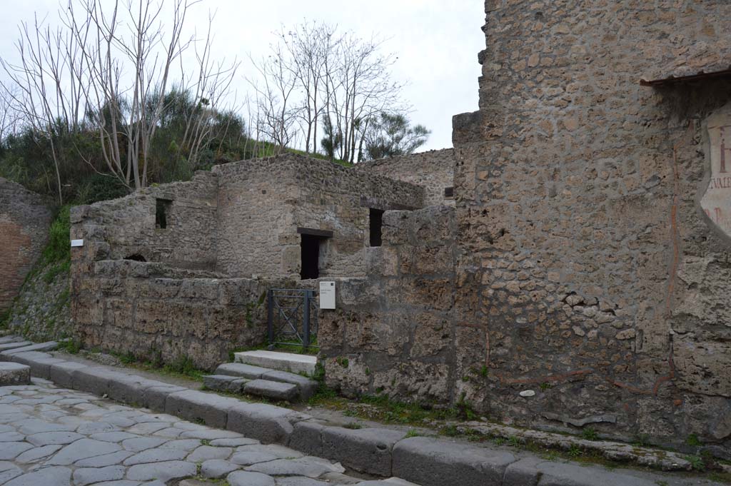 III.2.1 Pompeii. March 2018. Looking west along north side of Via dell’Abbondanza towards the entrance doorway.
Foto Taylor Lauritsen, ERC Grant 681269 DÉCOR.