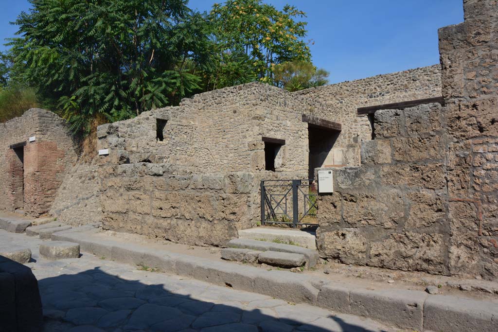 III.2.1 Pompeii. July 2017. 
Looking west along north side of Via dell’Abbondanza towards the entrance doorway, in centre, and unexcavated roadway, on left.
Foto Annette Haug, ERC Grant 681269 DÉCOR.