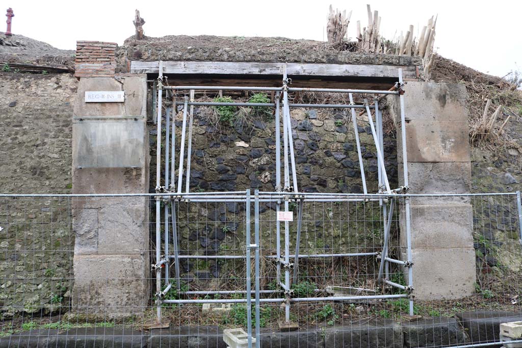 III.3.1 Pompeii. December 2018. Entrance doorway on north side of Via dell’Abbondanza. Photo courtesy of Aude Durand.