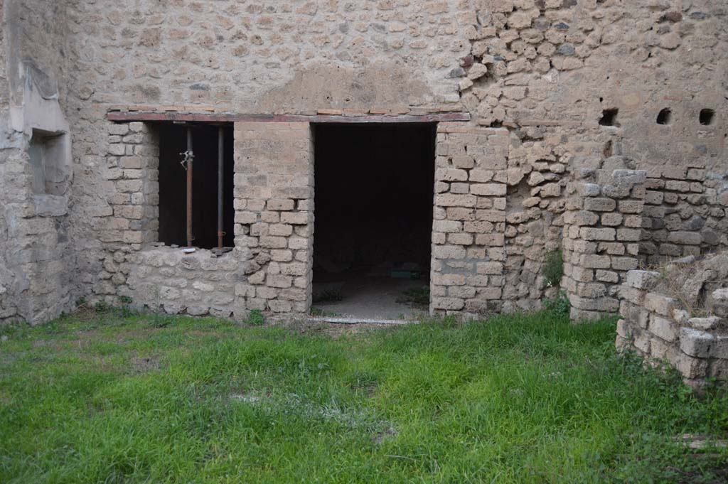 III.4.1 Pompeii. October 2017. Looking towards north wall of workshop, with doorway and window to rear room.
Foto Taylor Lauritsen, ERC Grant 681269 DÉCOR.