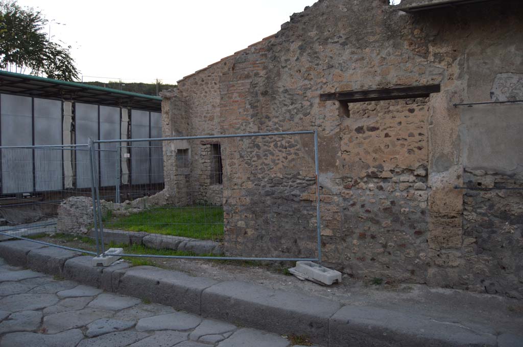 III.4.1 Pompeii. October 2017. Looking north-west towards entrance doorway. 
Foto Taylor Lauritsen, ERC Grant 681269 DÉCOR.