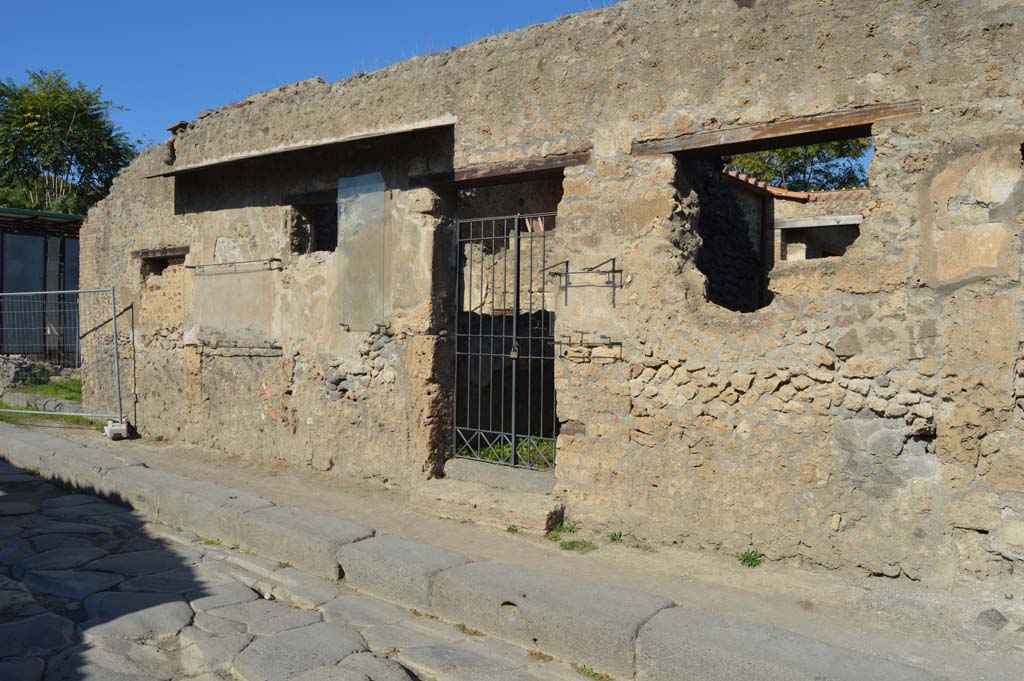 III.4.2 Pompeii. October 2017. Looking north-west on Via dell’Abbondanza towards west side of entrance doorway, and III.4.1, on left.
Foto Taylor Lauritsen, ERC Grant 681269 DÉCOR.