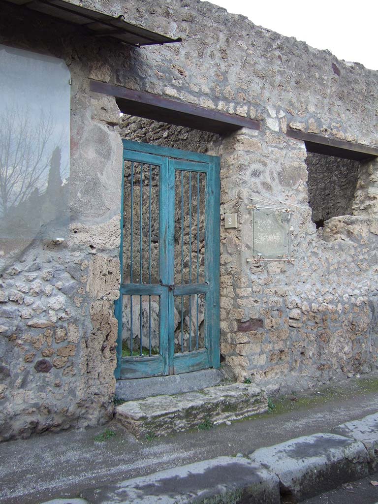 III.4.2 Pompeii. December 2005. Entrance.
On the left of the photo are the remains of the Oscan Eituns.