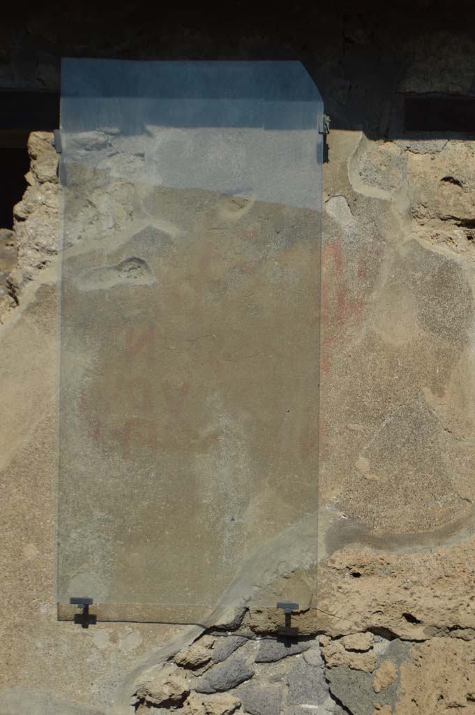 III.4.2 Pompeii. October 2017. West (left) of entrance doorway, partially conserved Oscan Eituns.
Foto Taylor Lauritsen, ERC Grant 681269 DÉCOR.