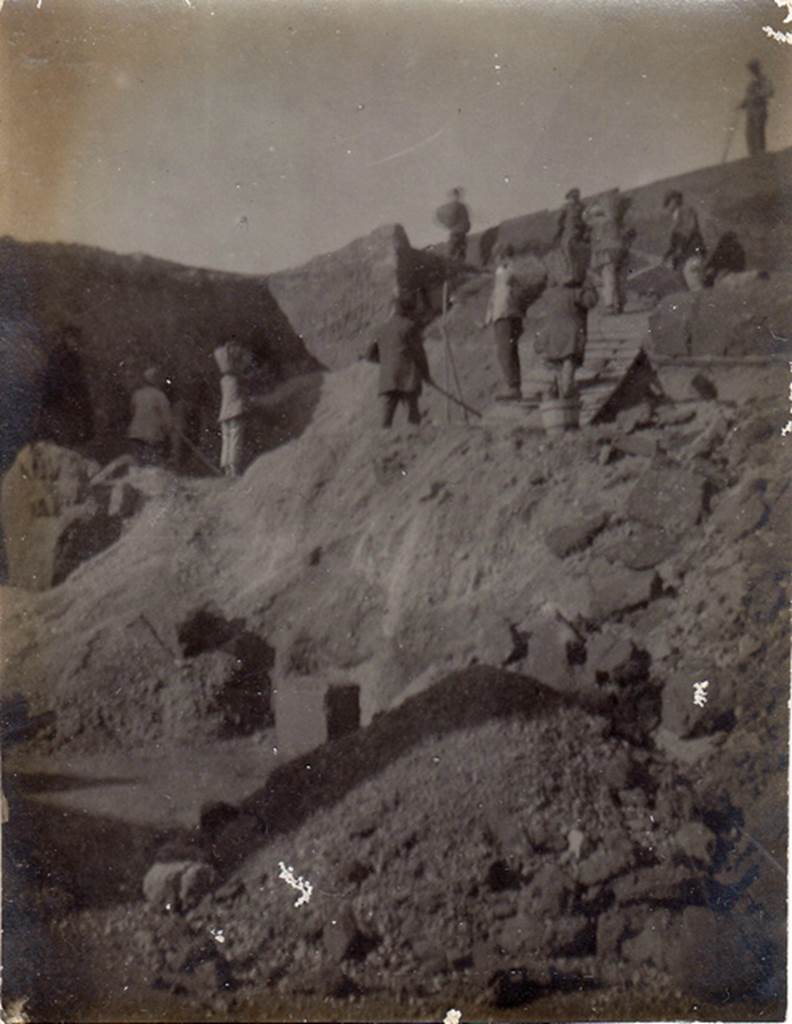 III.4.3  Pompeii. November 1917. Garden. A note on the photo says (in Italian): “View of the excavation with garden and small pilaster of the statue of marble discovered. November 1917. Photo courtesy of Drew Baker.