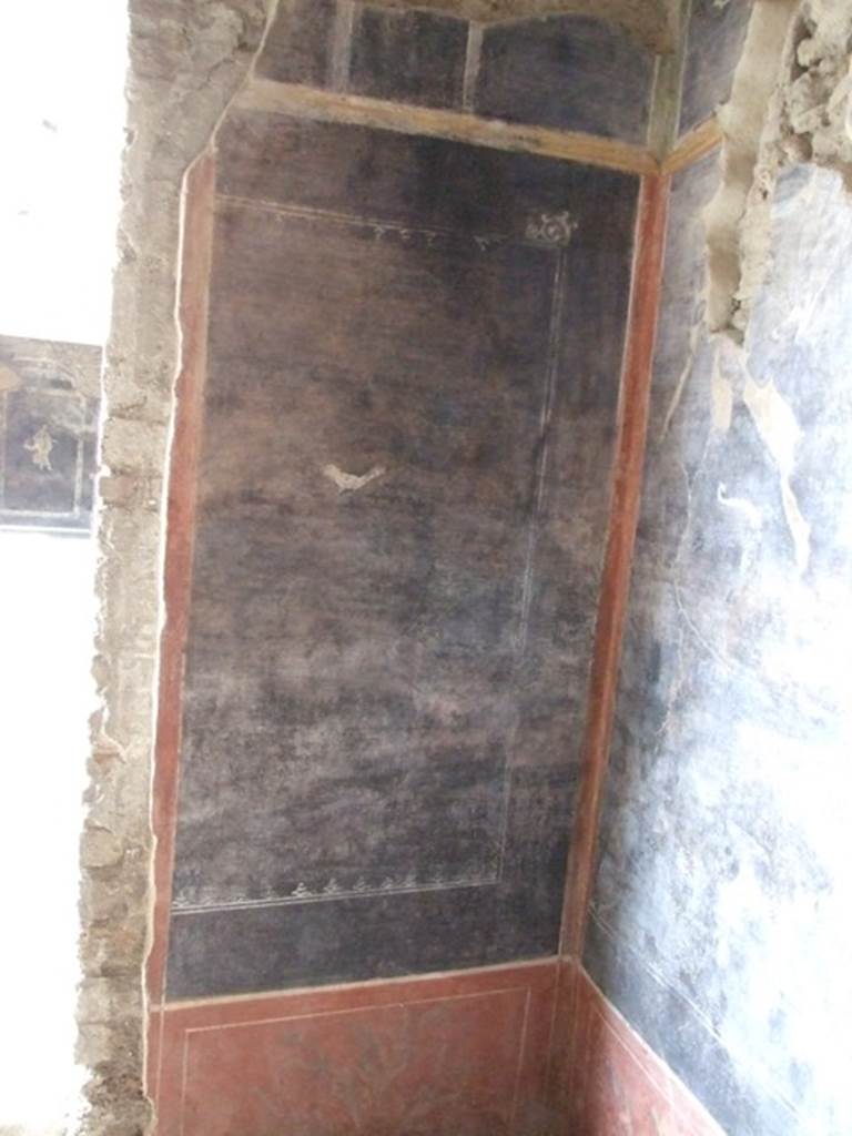 III.4.3  Pompeii.  March 2009. Room 16.  Triclinium  South east corner.  Painting of bird in centre.