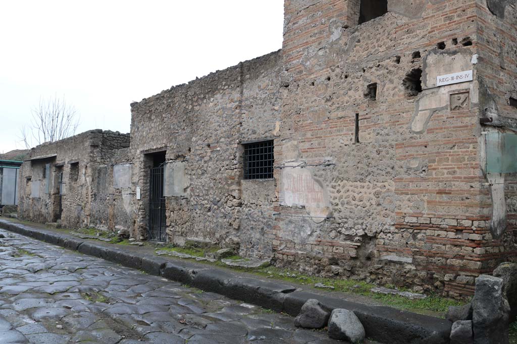 III.4.3 Pompeii, centre left/right. December 2018. 
Looking west along insula III.4, on north side of Via dell’Abbondanza. Photo courtesy of Aude Durand.