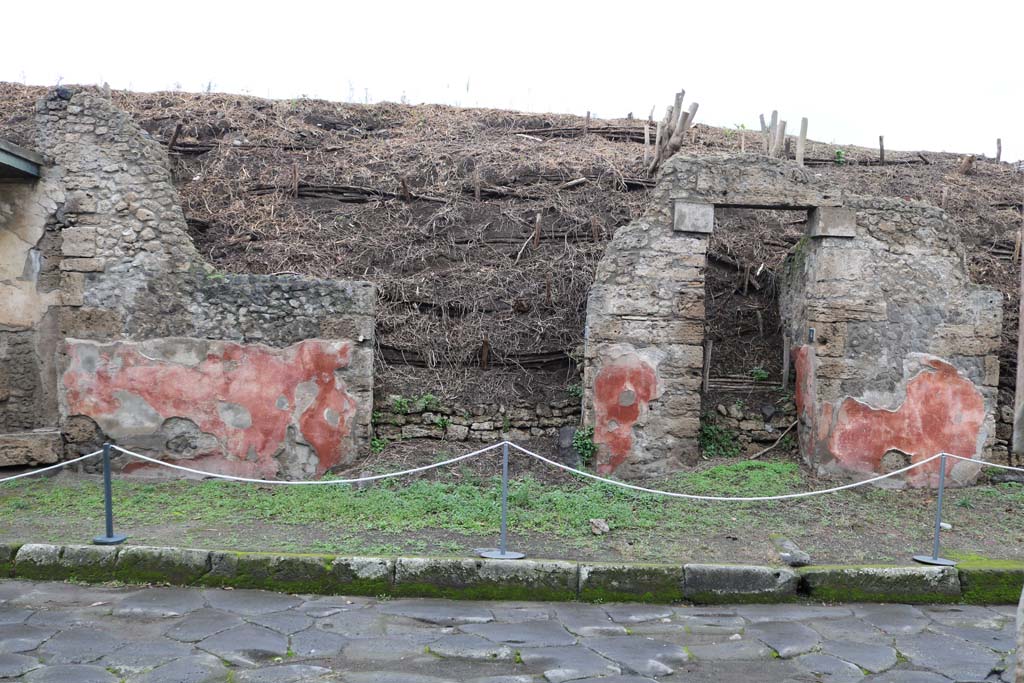 III.5.3 Pompeii, in centre. December 2018. 
Looking north towards entrance on Via dell’Abbondanza, with III.5.4, on right. Photo courtesy of Aude Durand.