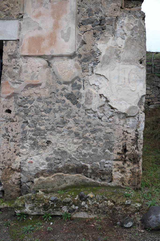 III.6.2 and III.6.1 Pompeii. December 2018. 
Front façade between two entrances. Photo courtesy of Aude Durand.