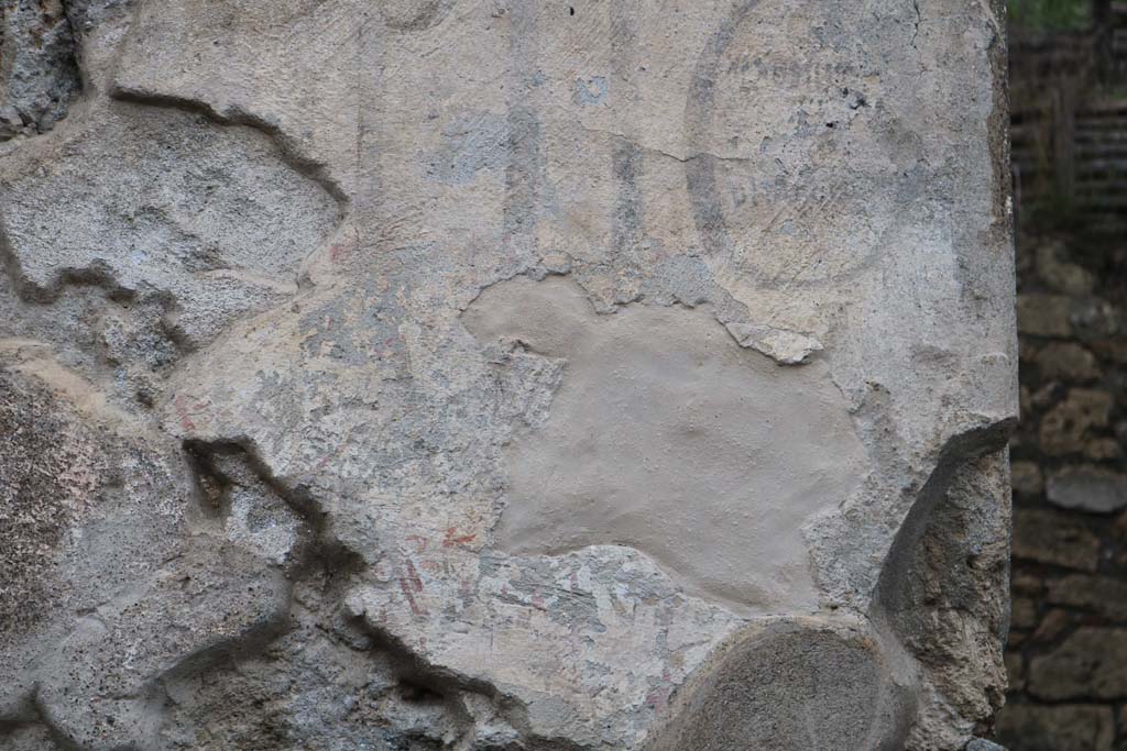 III.6.2 and III.6.1 Pompeii. December 2018. 
Detail of remaining painted inscription on front façade between two entrances. Photo courtesy of Aude Durand.