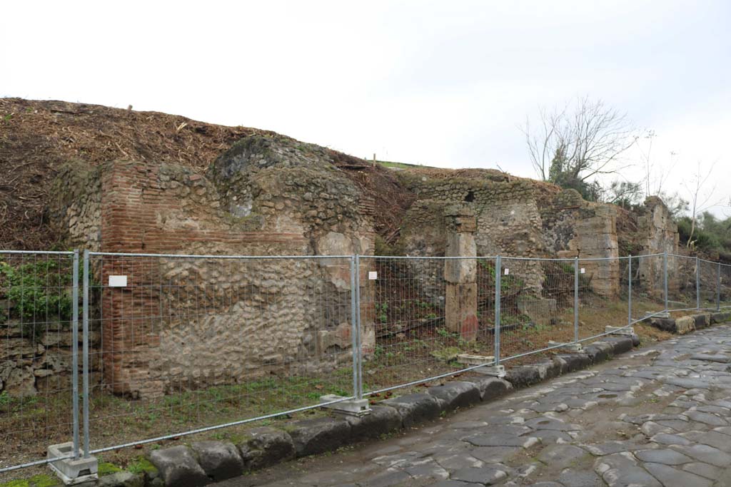 III.6.4 Pompeii on left. December 2018. Looking east along insula on north side of Via dell’Abbondanza.
The entrance to III.6.4 is on left, with III.6.5, and III.6.6, and then an unexcavated roadway, followed by III.7.1. Photo courtesy of Aude Durand.