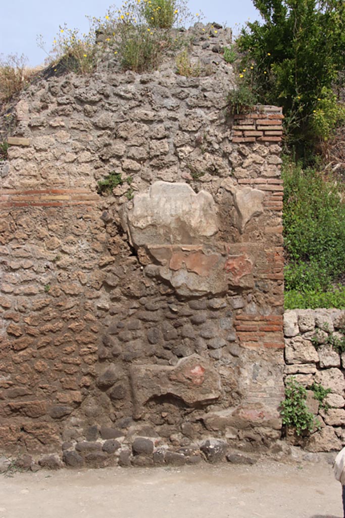 III.6.5 Pompeii. May 2024. 
Front façade, with remaining painted plaster on west side of doorway. Photo courtesy of Klaus Heese.