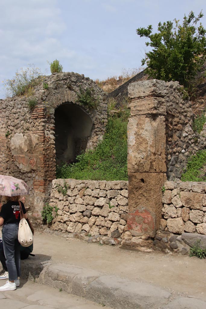 III.6.5 Pompeii. May 2024. 
Large recess/niche on west side of entrance doorway. Photo courtesy of Klaus Heese.