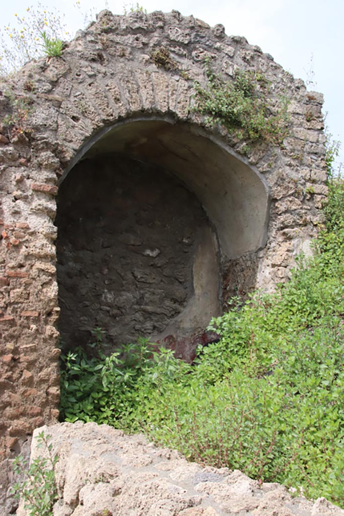 III.6.5 Pompeii. May 2024. 
Large niche or recess on west side of entrance doorway. Photo courtesy of Klaus Heese.